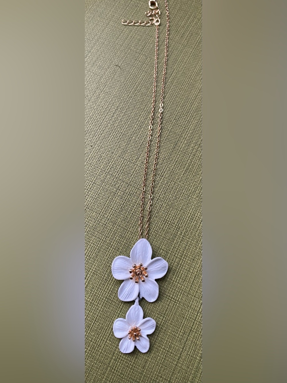 Delicate White Floral Pendant Necklace - Women Jewelry